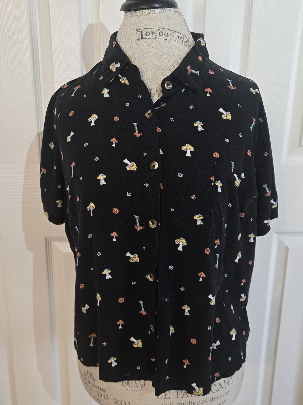No Boundaries Black Short-Sleeve Button-Up Shirt with Multi Mushroom Print